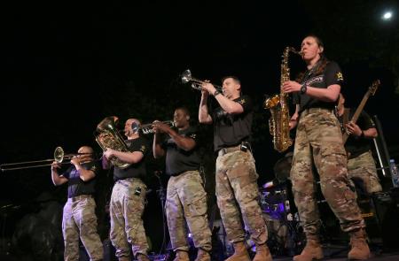 DVE UNIFORMI ENA PESEM 21 FOTO LJUBO VUKELIČ